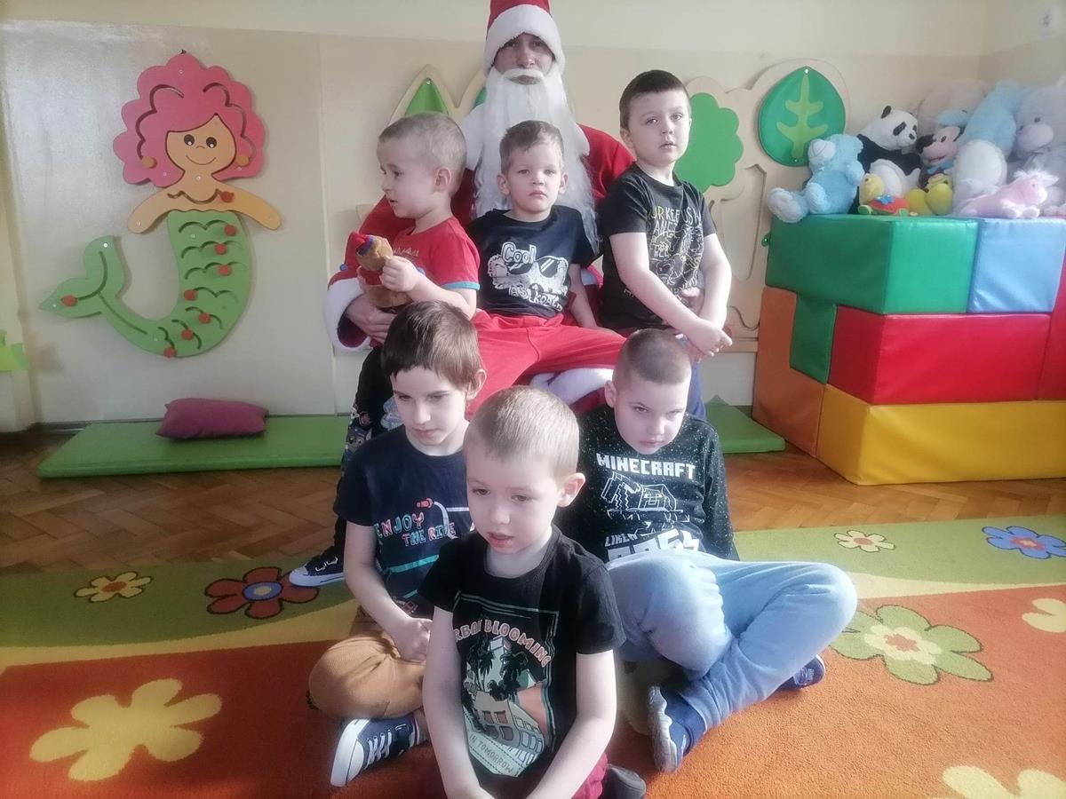 Dzieci z Mikołajem